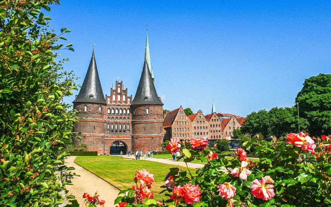 Lübeck - Holstentor und Altstadthäuser aus rotem Backstein - angiestravelroutes.com