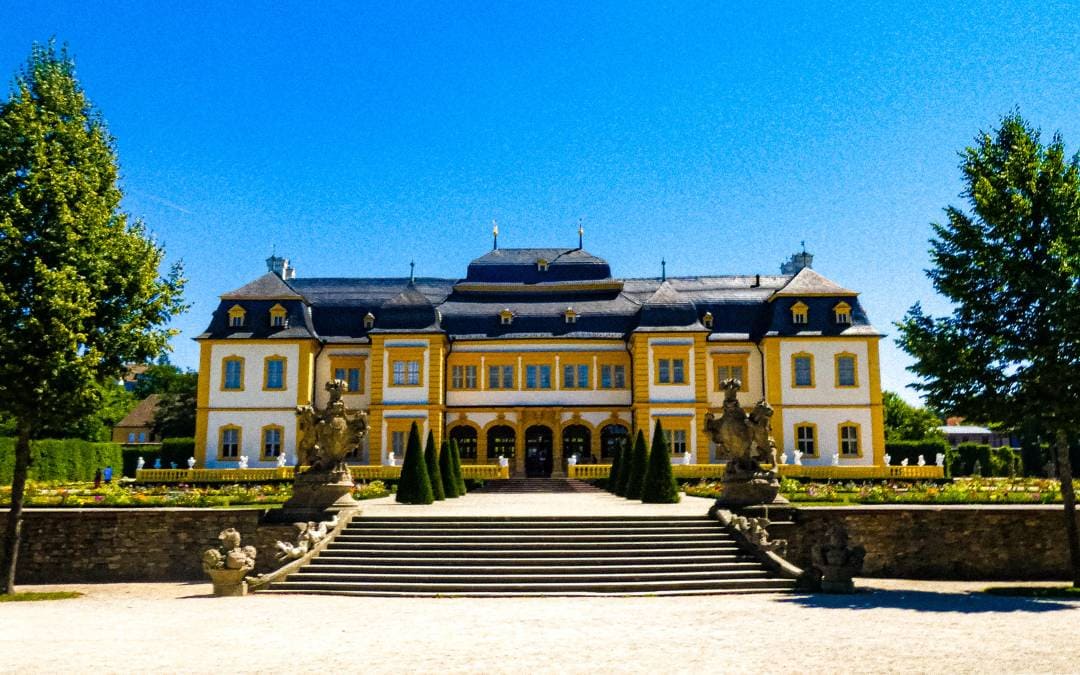 Schloss Veitshöchheim - Vorderansicht mit Treppenaufgang - angiestravelroutes.com