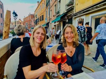 meine Tochter und meine Schwester stossen mit einem Aperol-Spritz auf schöne Tage in Venedig an - Dorsoduro Venedig 2022 - angiestravelroutes.com