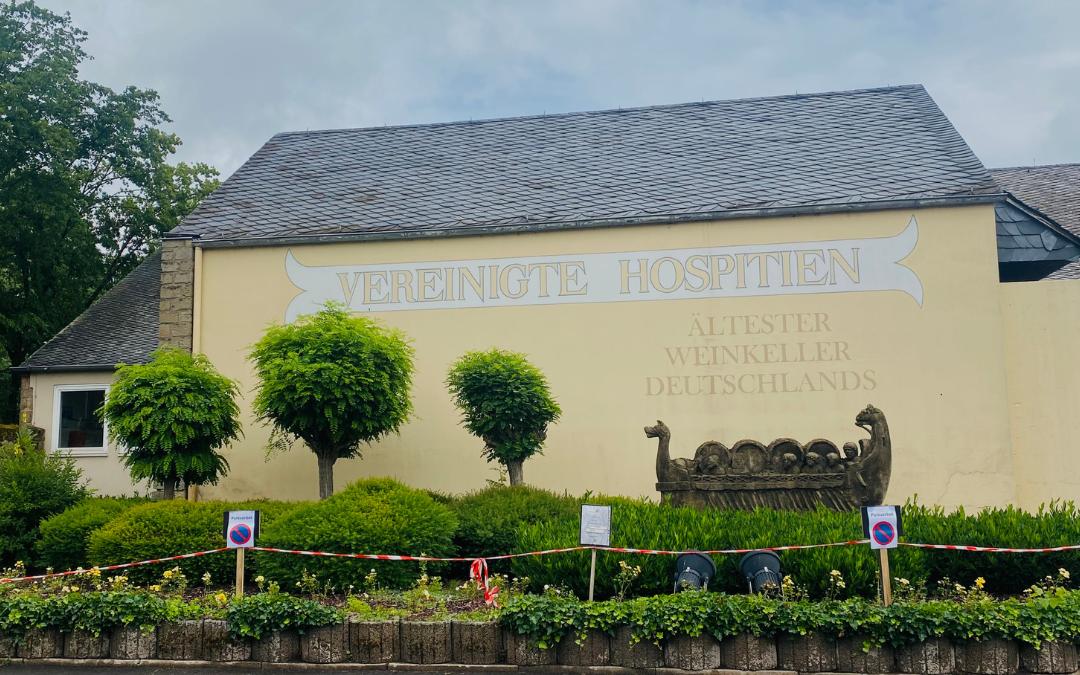 Gebäude der Vereinigten Hospitien mit Hinweis auf den ältesten Weinkeller Deutschlands