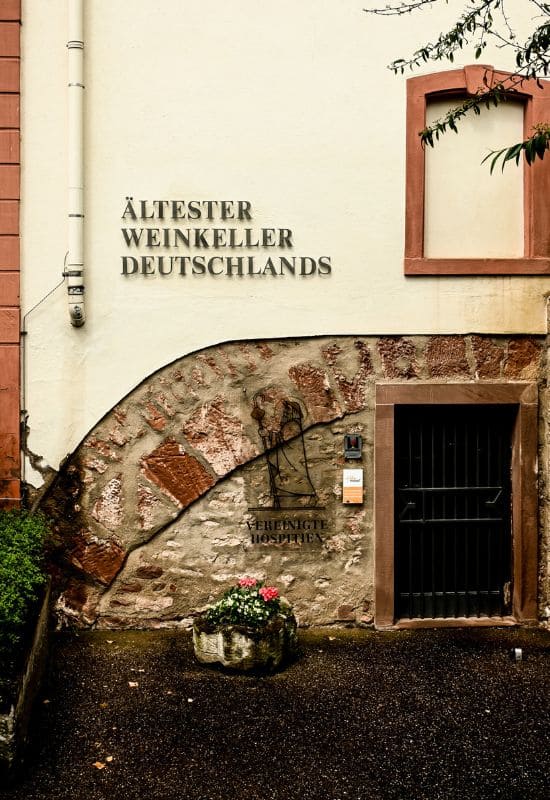 Eingang zum historischen Weinkeller der Vereinigten Hospitien in Trier