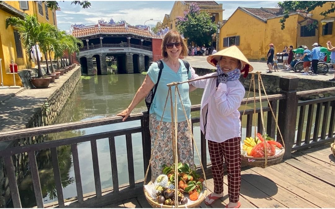 Ich mit einer Obstverkäuferin auf der japanischen Brücke in Hoi An - angiestravelroutes.com