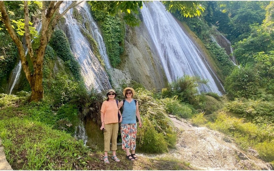 Mit Paula an Wasserfällen in der Nähe von Mai Chau