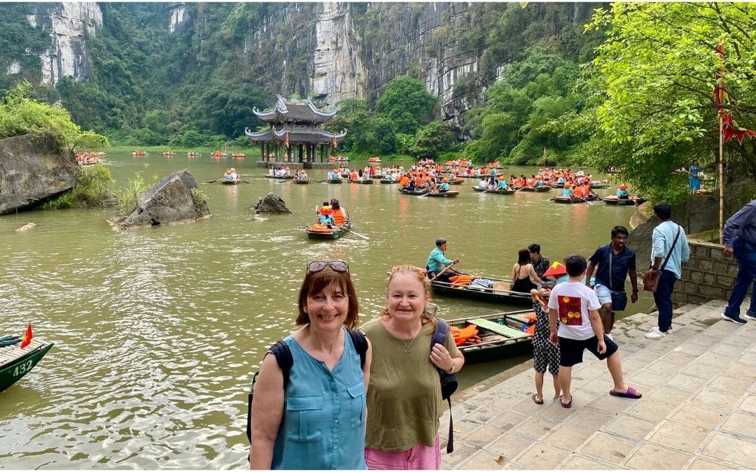 Paula und ich bei einem Landgang während der Bootsfahrt durch die berühmte Trockene Halongbucht bei Trang An - angiestravelroutes.com