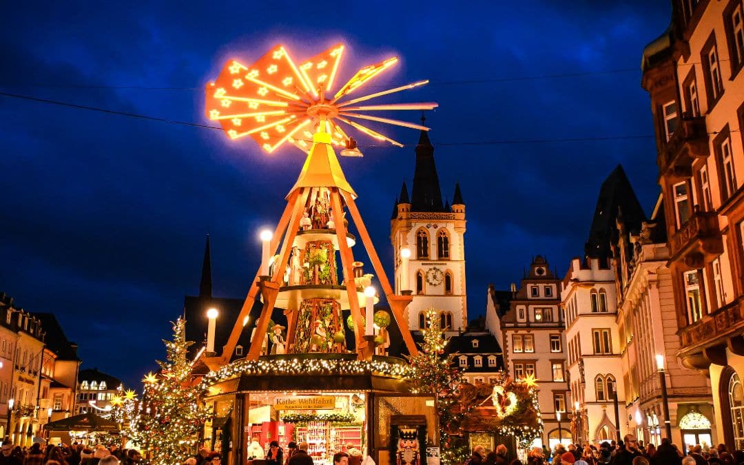 Weihnachtsmarkt Trier kurz nach Einbruch der Dunkelheit - Hauptmarkt mit der prächtigen Weihnachtspyramide im Bildmittelpunkt - angiestravelroutes.com
