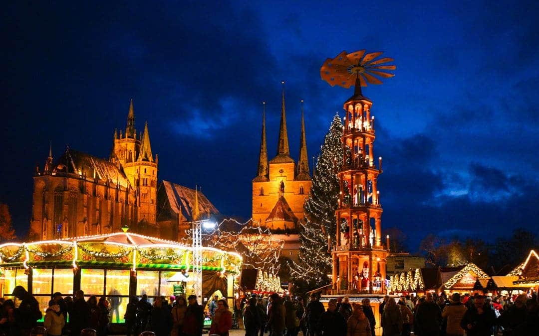 Weihnachtsmarkt Erfurt - Domplatz mit geschmückten Weihnachtshütten, dem beleuchteten Dom und der Kirche St. Severi - angiestravelroutes.com
