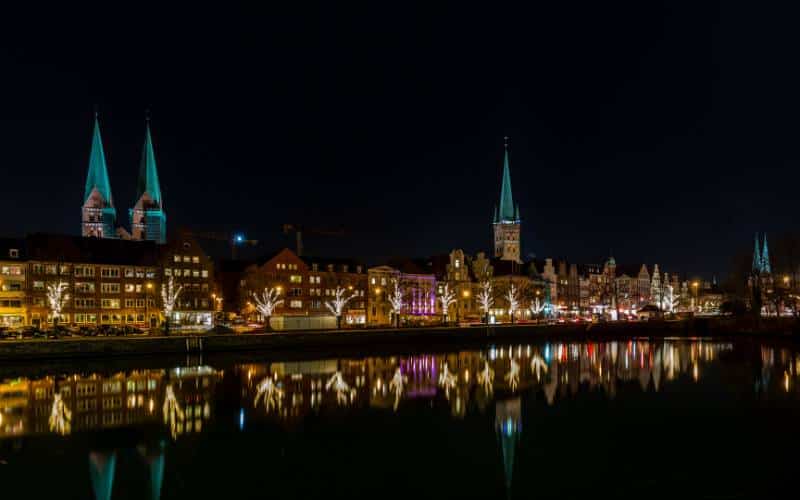 Lübeck, An der Obertrave, mit weihnachtlicher Beleuchtung am Abend - angiestravelroutes.com