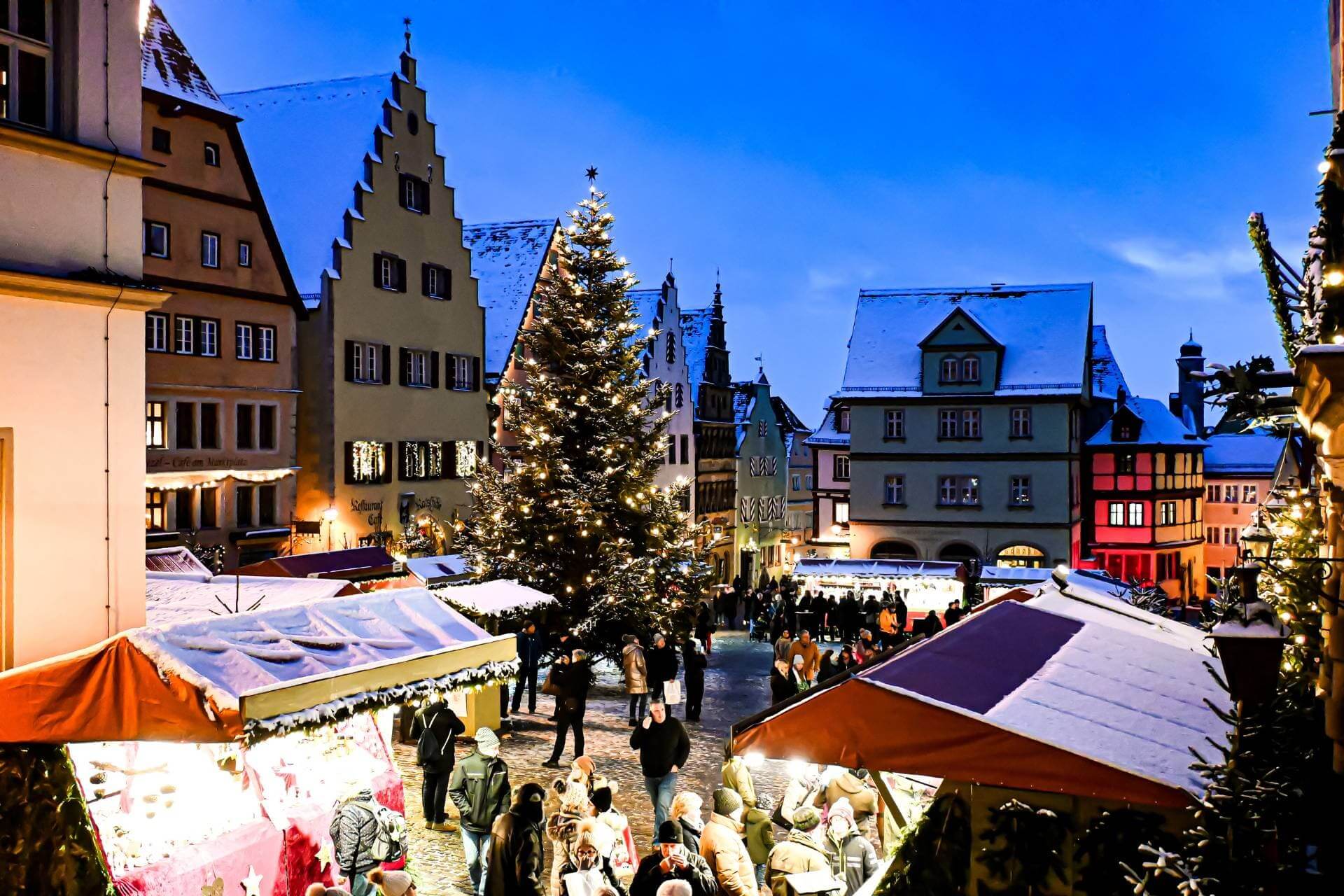 Weihnachtsmarkt Rothenburg ob der Tauber - Marktplatz mit beleuchtetem Weihnachtsbaum und dekorierten Marktständen - angiestravelroutes.com