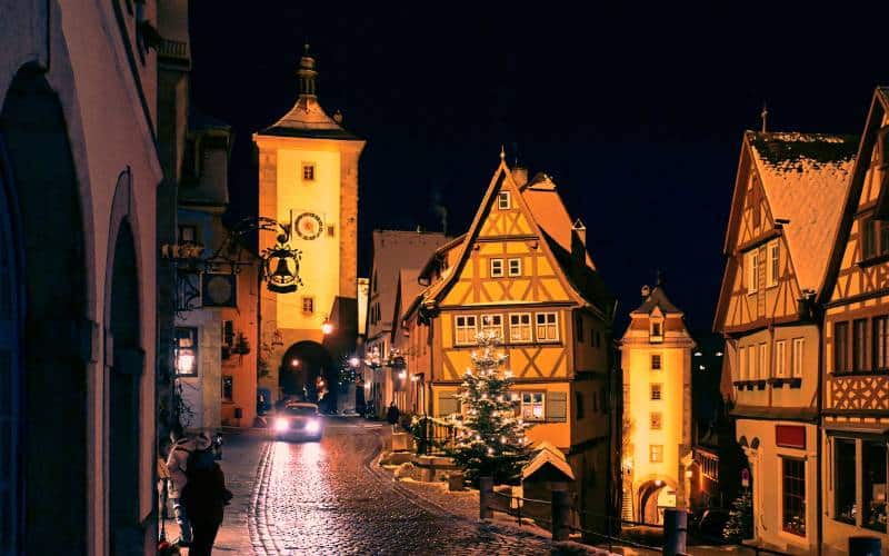 Weihnachtsmarkt Rothenburg ob der Tauber am Abend - Plönlein mit Fachwerkhäusern, Weihnachtsbaum, Siebersturm und Kobolzeller Turm - angiestravelroutes.com