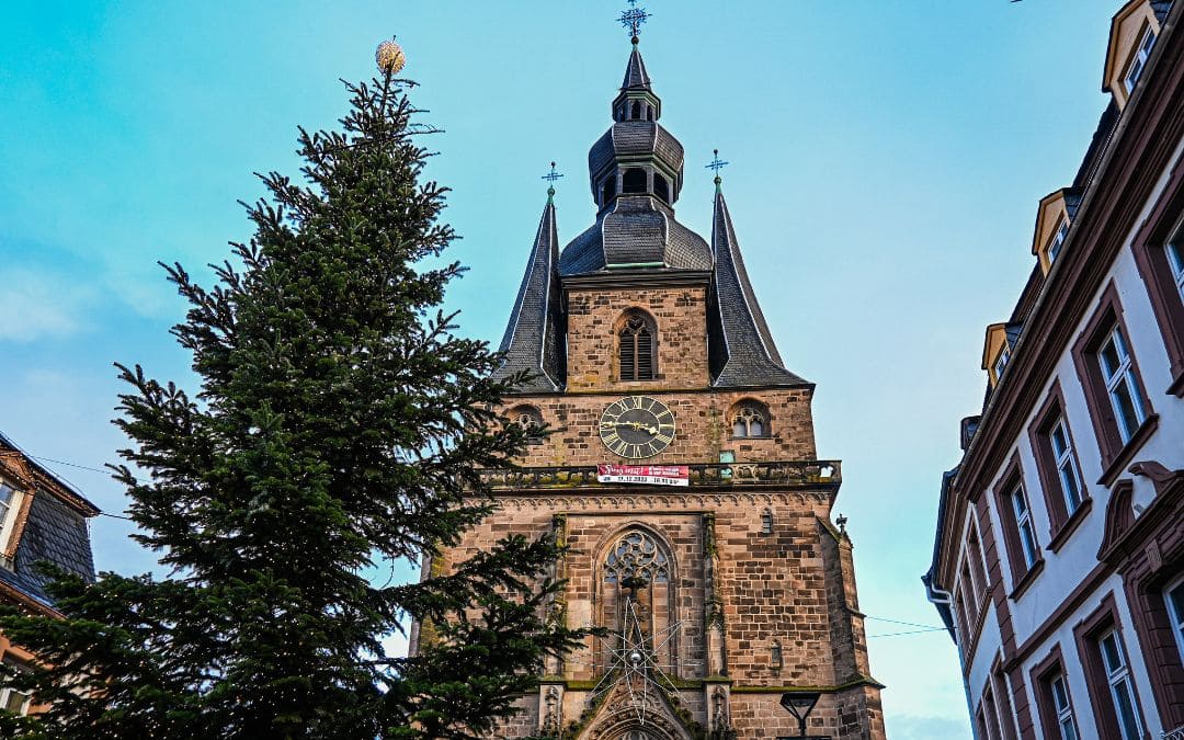 Turm der Wendalinus-Basilika in St. Wendel, links davor der Weihnachtsbaum mit Lichtern – angiestravelroutes.com