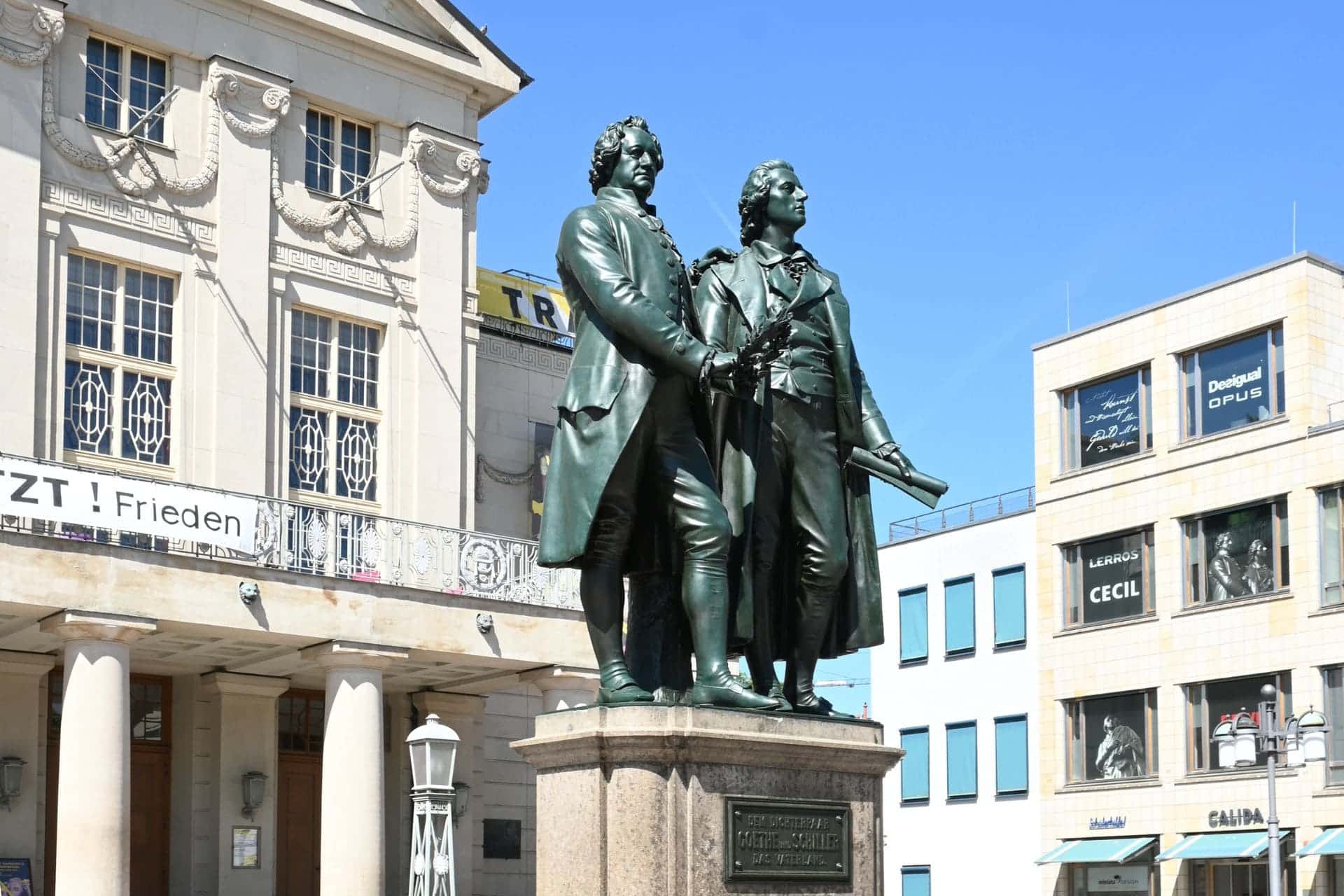 Weimar - Goethe-Schiller-Denkmal - mit Bronzeplatte - 2023 - angiestravelroutes.com