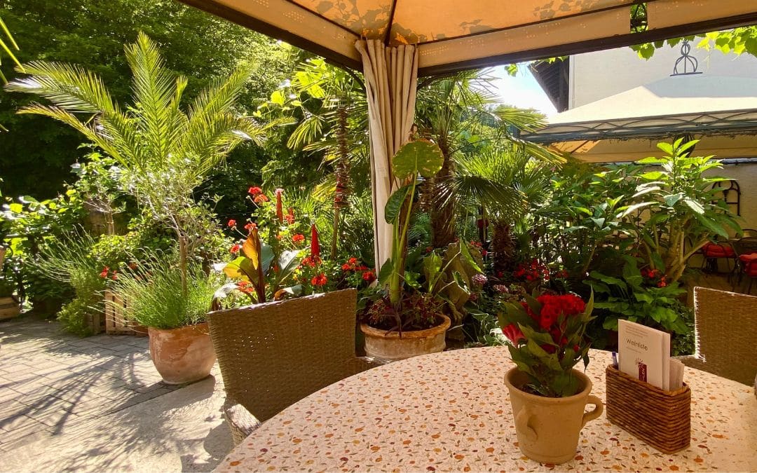 Table decorated with flowers in the lush Mediterranean garden of the Göhlen Winery in Koblenz