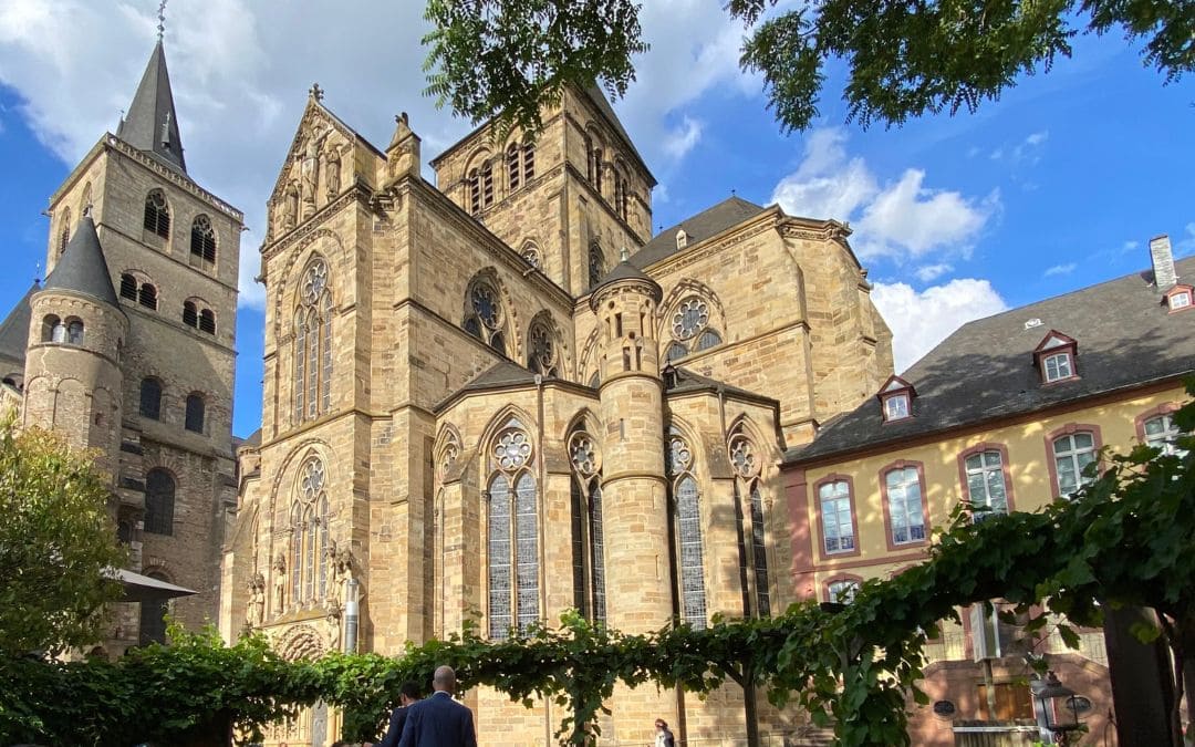 Blick vom Innenhof der Weinstube Kesselstatt auf Liebfrauenkirche und Dom