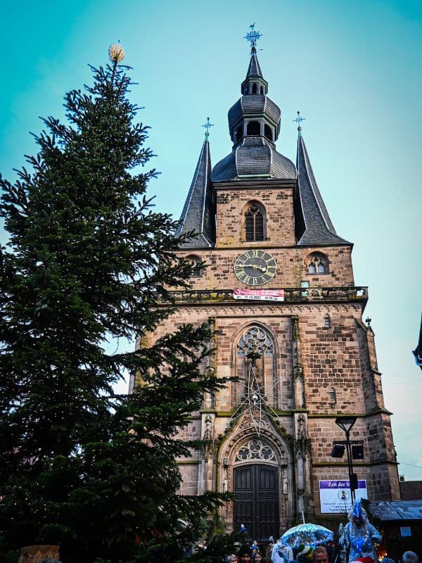 Wendalinusbasilika St. Wendel - die Eingangsseite der mächtigen Basilika, links im Bild der große Weihnachtsbaum auf dem Vorplatz - angiestravelroutes.com