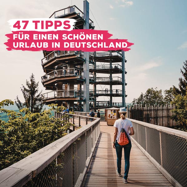 WE TRAVEL THE WORLD - Buchtitel "Deutschland - 47 Ausflugsziele, die du unbedingt entdecken solltest" – Werbegrafik mit Foto des Baumwipfelpfads Saarschleife und Text "47 Tipps für einen schönen Urlaub in Deutschland"