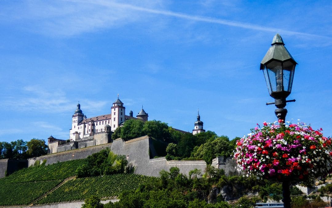 Festung Marienberg über dem Mainufer in Würzburg