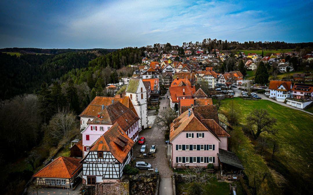 zavelstein-bergfried-ausblick-staedtle Burgruine Zavelstein - Ausblick vom Bergfried auf den Ort Zavelstein und den Schwarzwald
