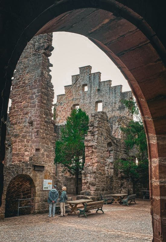 Burgruine Zavelstein - Blick durch einen Torbogen auf Teile der Ruine